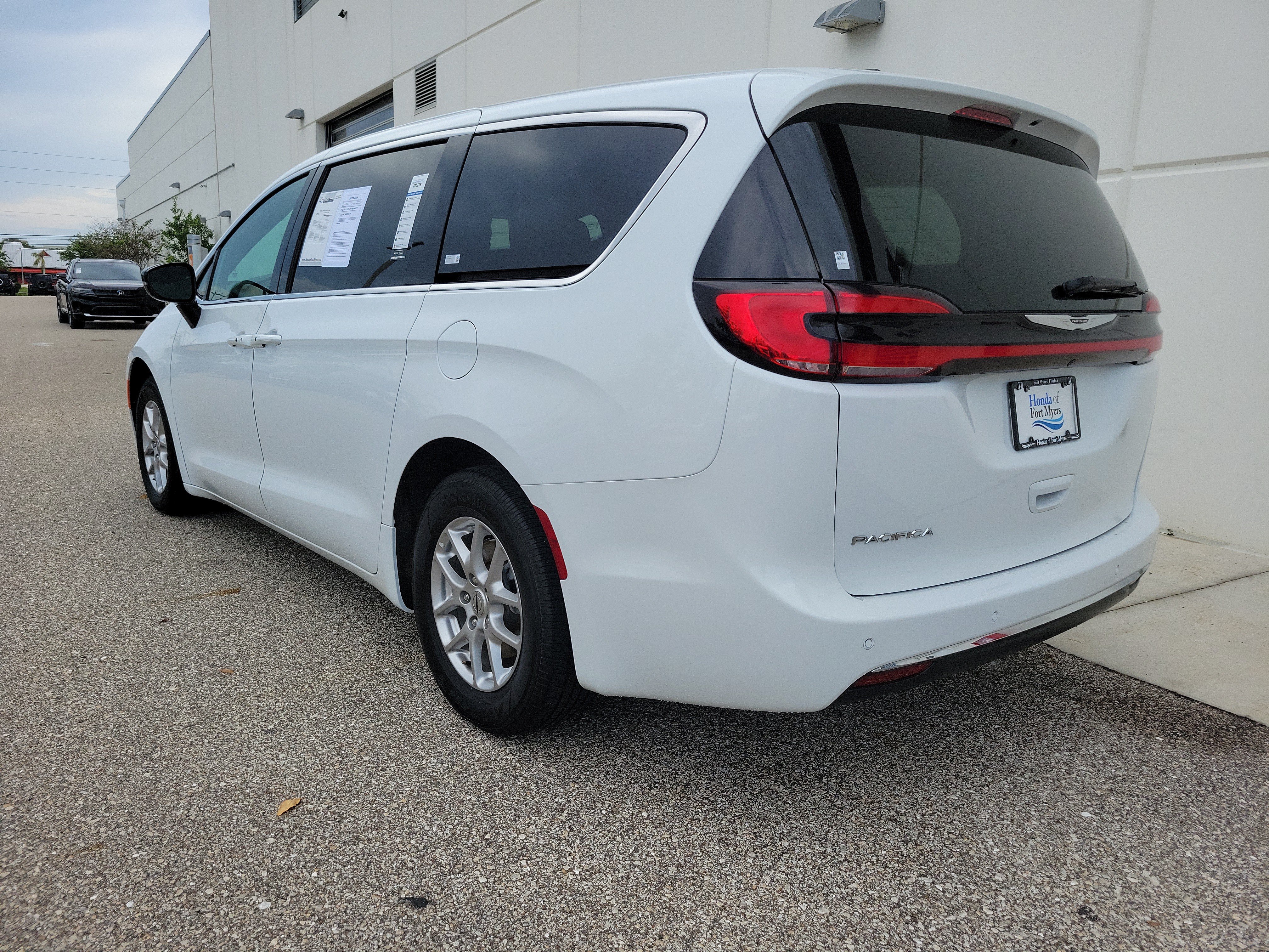 Used 2025 Chrysler Pacifica Select FWD image 4