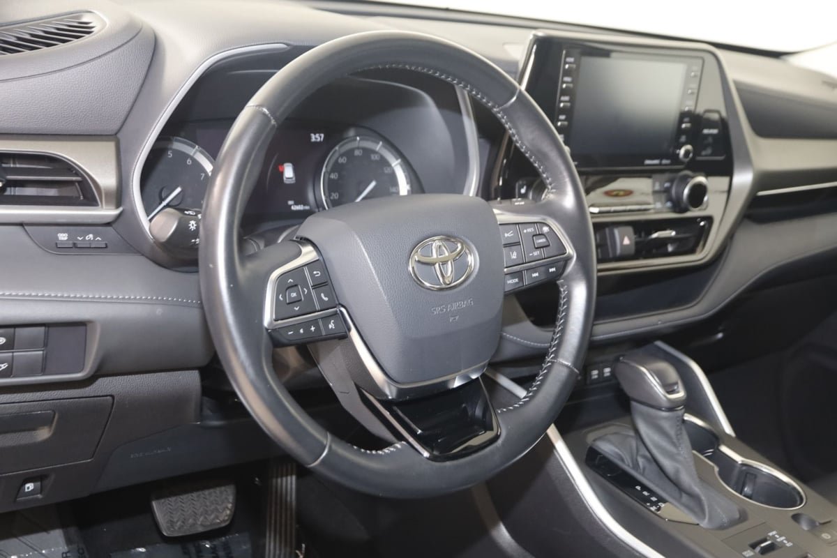 Used 2021 Toyota Highlander XLE AWD/4WD image 6