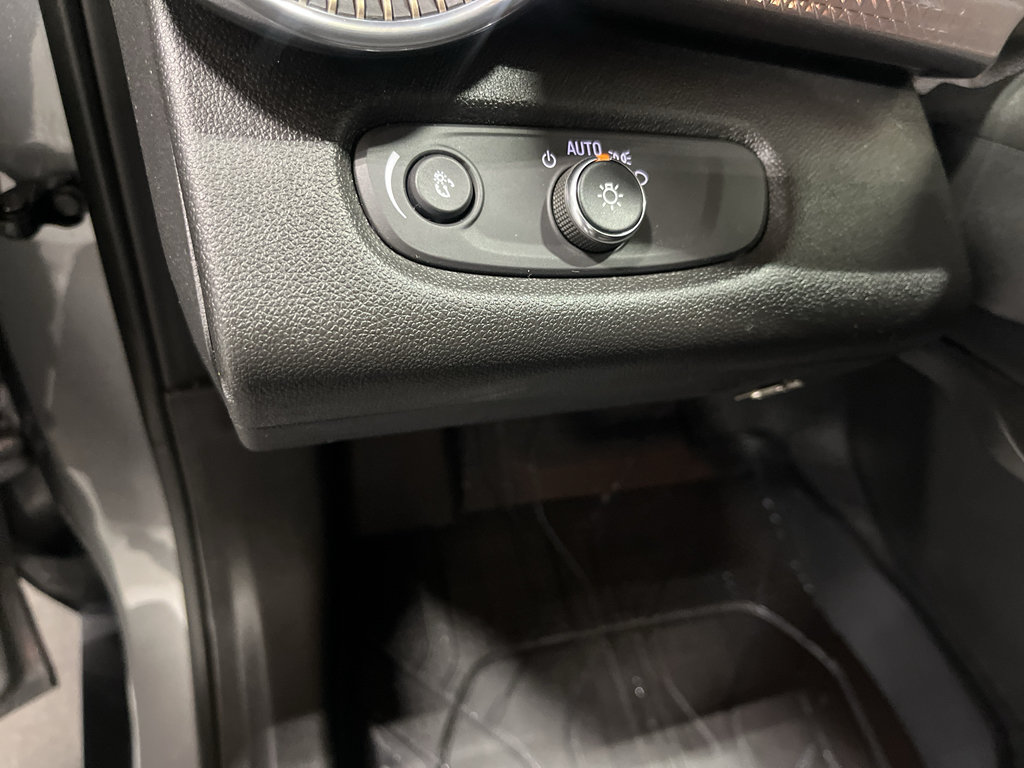 Used 2025 Chevrolet Trax ACTIV w/ Sunroof Package FWD image 30