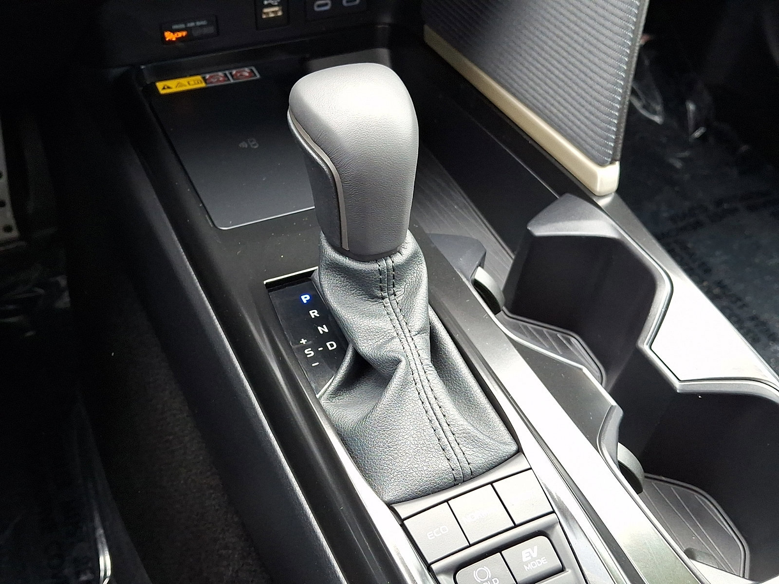 Used 2026 Toyota Camry Hybrid w/ Multimedia Upgrade Package FWD image 15