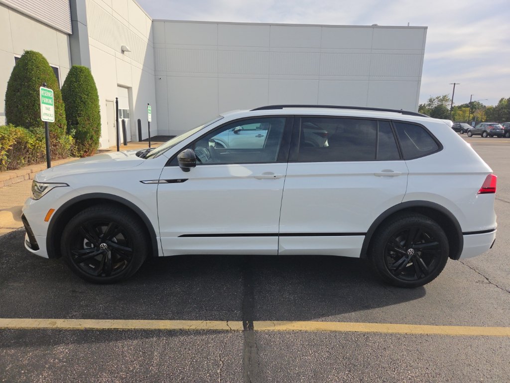Used 2023 Volkswagen Tiguan SE R-Line AWD/4WD image 4