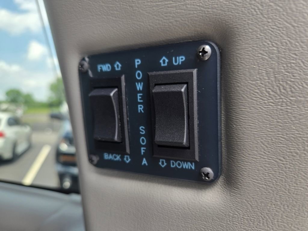 Used 2019 Chevrolet Express 2500 w/ Enhanced Convenience Package image 8