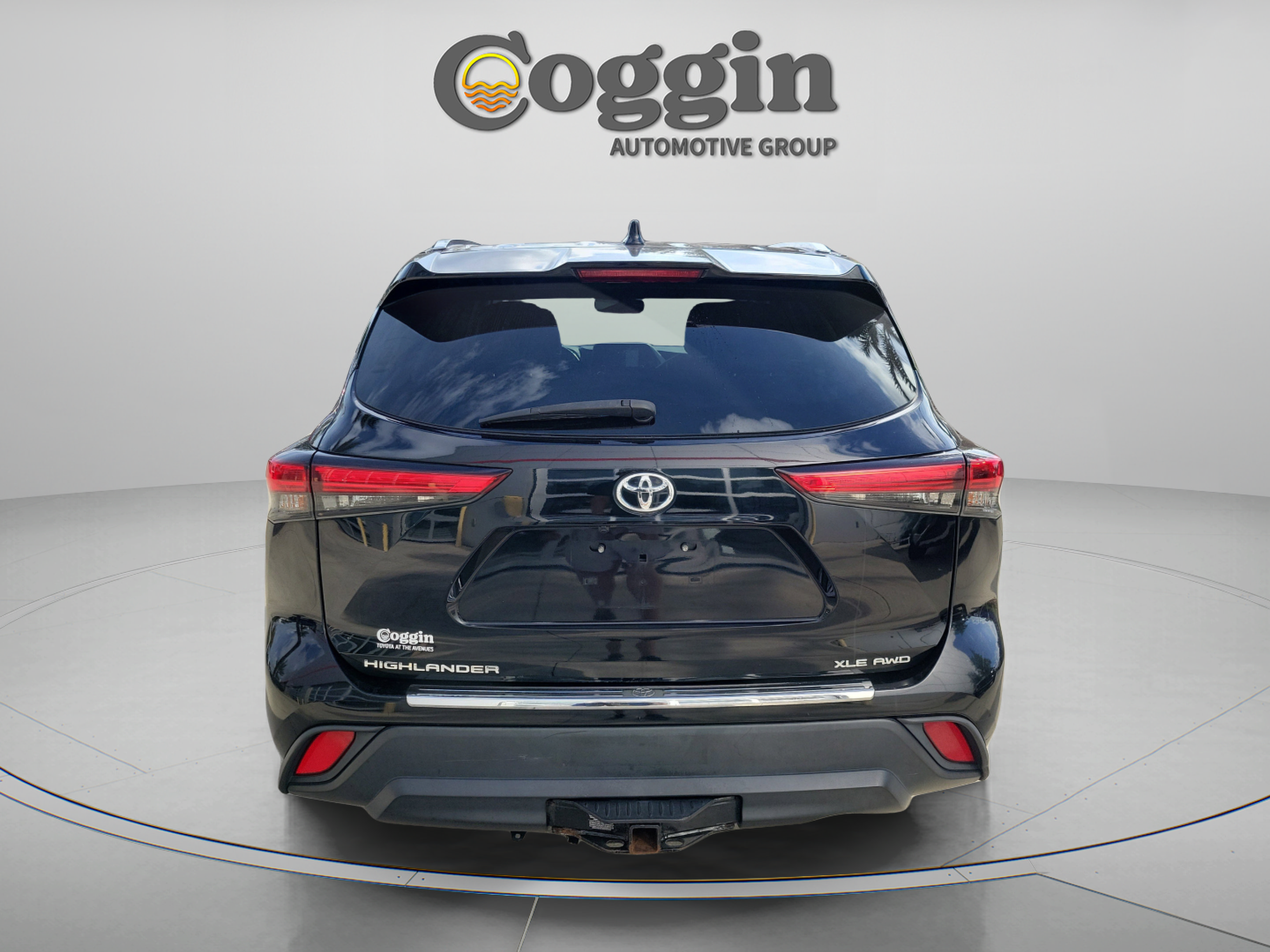 Used 2021 Toyota Highlander XLE AWD/4WD image 3
