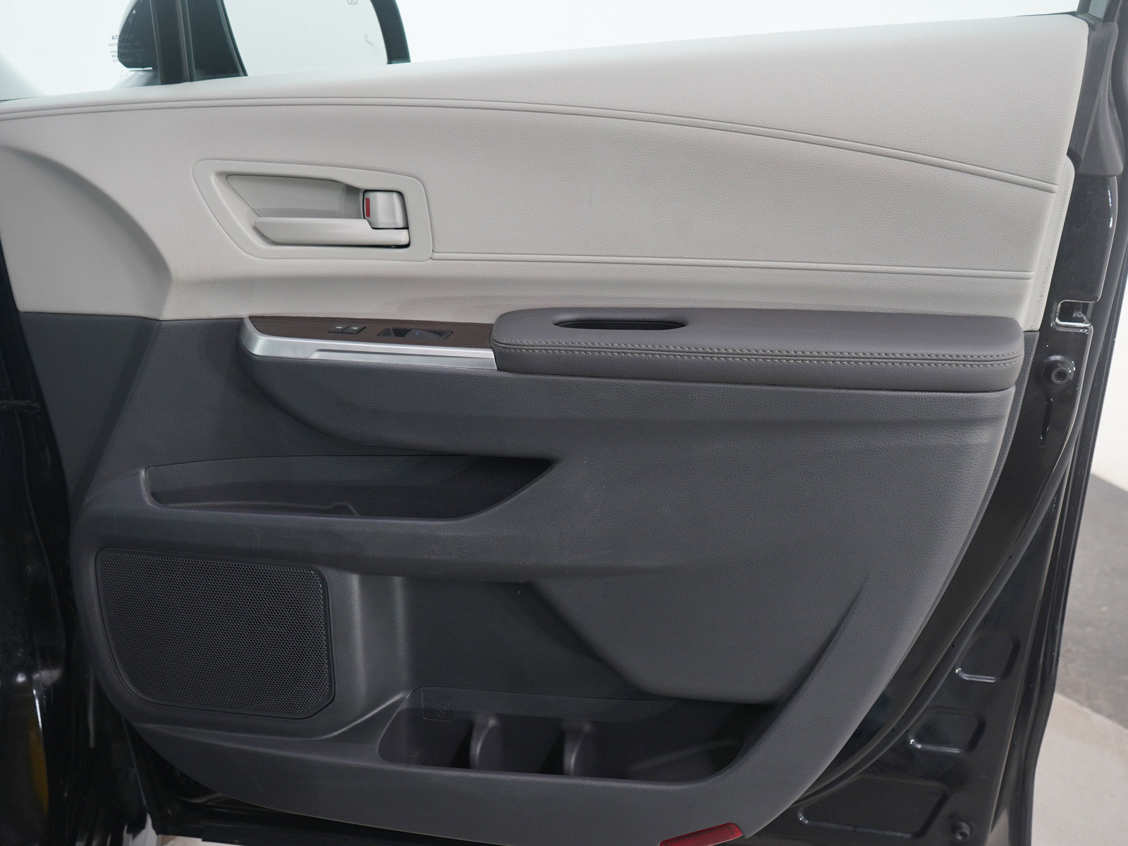 Used 2024 Toyota Sienna LE image 9