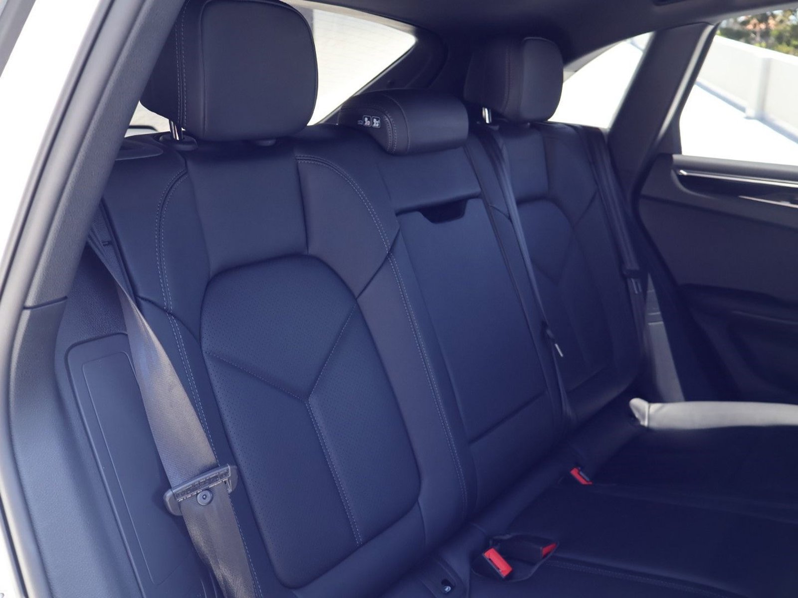 Certified 2025 Porsche Macan AWD/4WD image 23