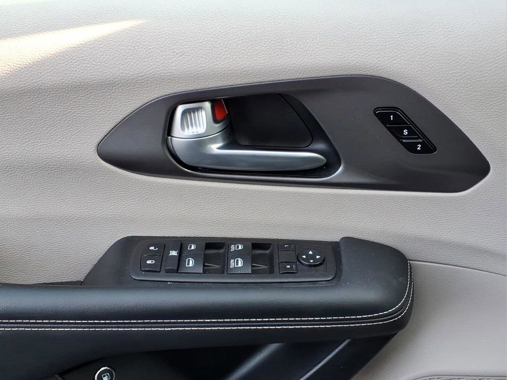 Used 2024 Chrysler Pacifica Limited FWD image 22