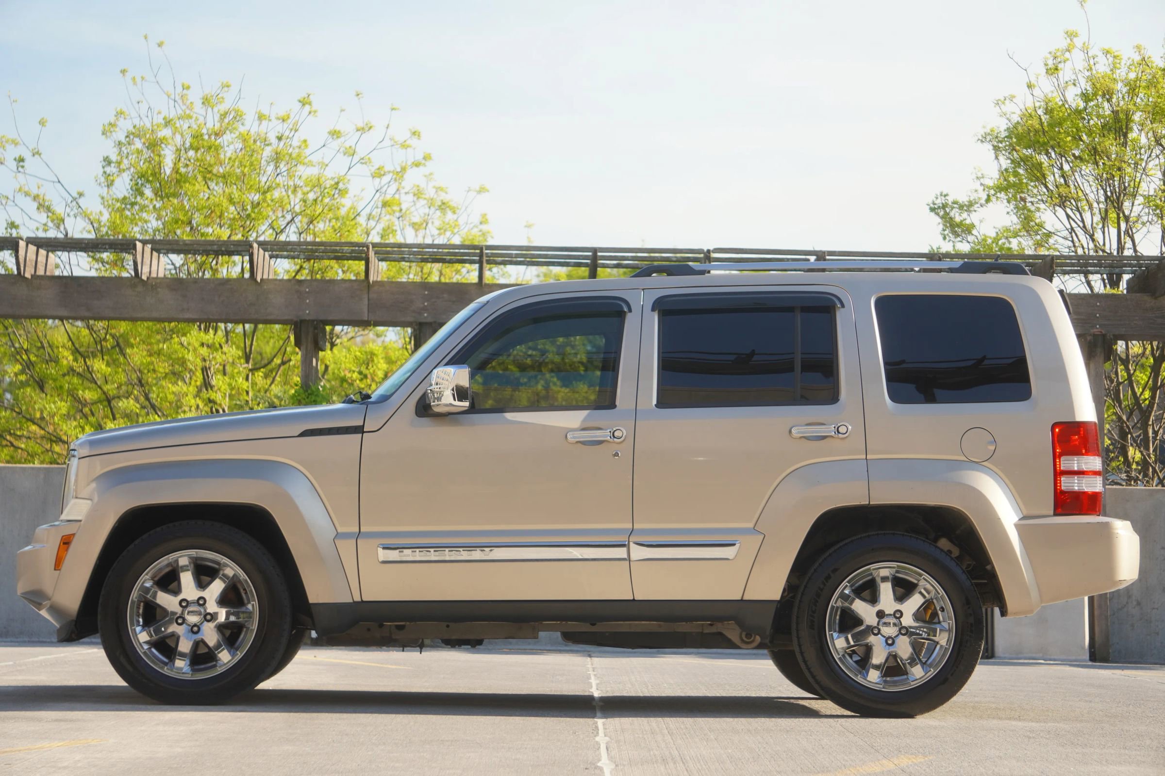 Used 2010 Jeep Liberty Limited w/ Tire & Wheel Group image 7