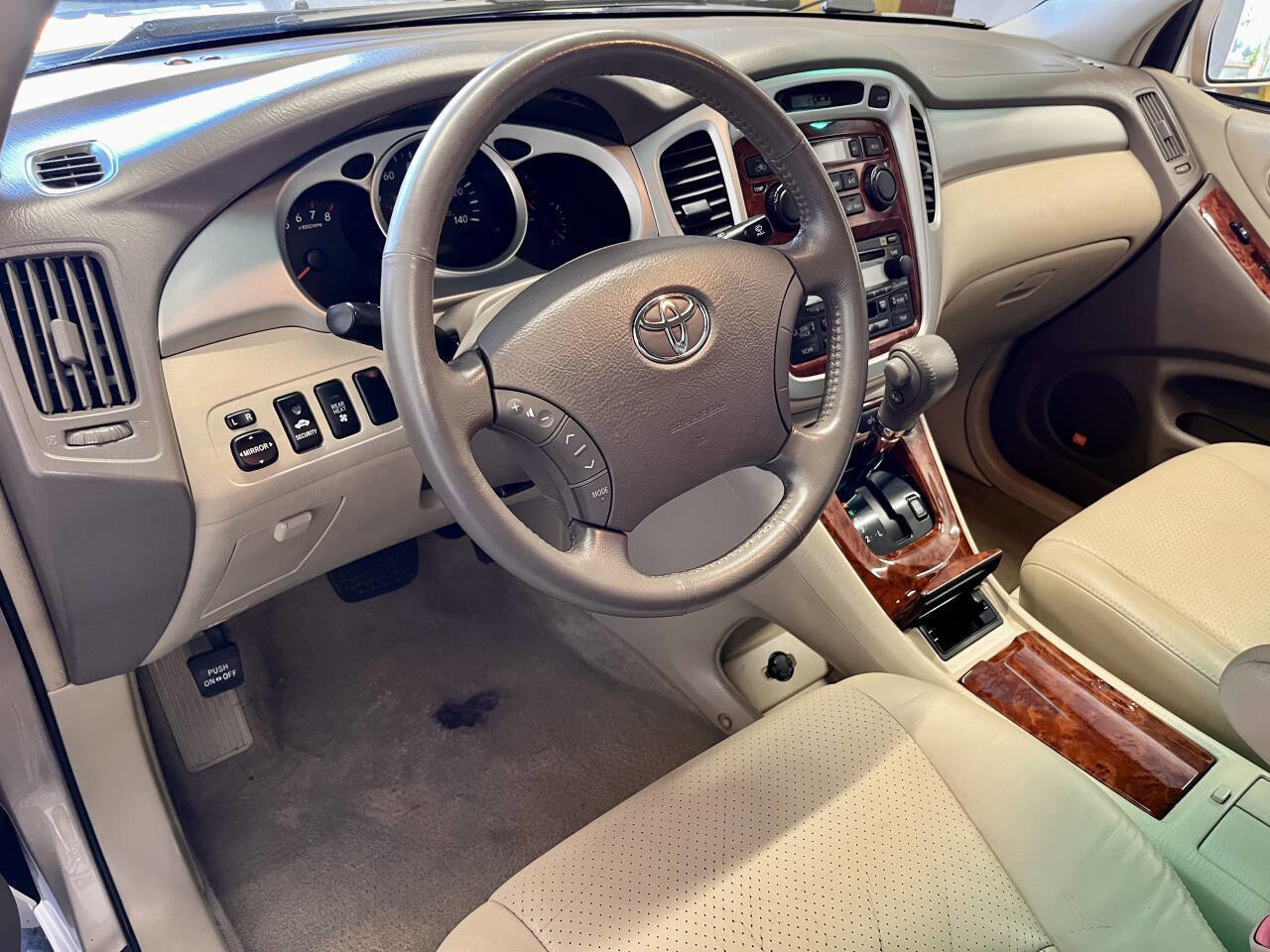 Used 2005 Toyota Highlander 4WD V6 w/ 3rd Row image 12