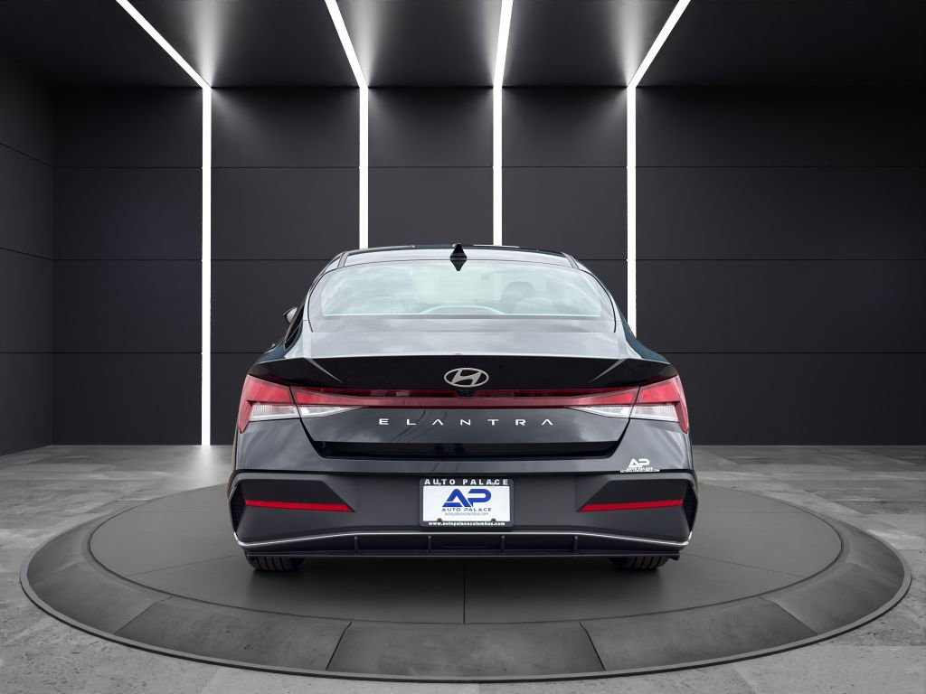 Used 2024 Hyundai Elantra SE image 5