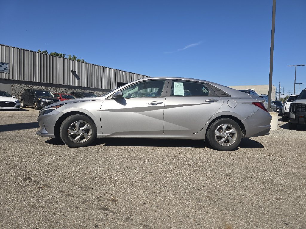 Used 2021 Hyundai Elantra SE w/ Preferred Accessory Package FWD image 10