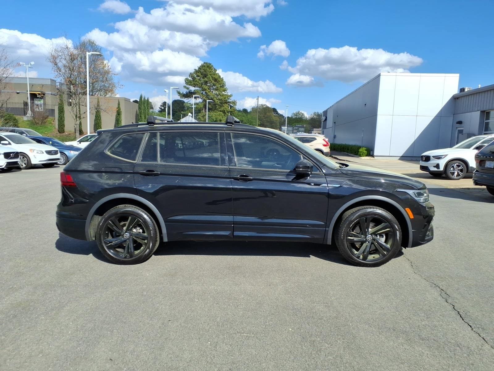 Used 2024 Volkswagen Tiguan SE R-Line FWD image 2