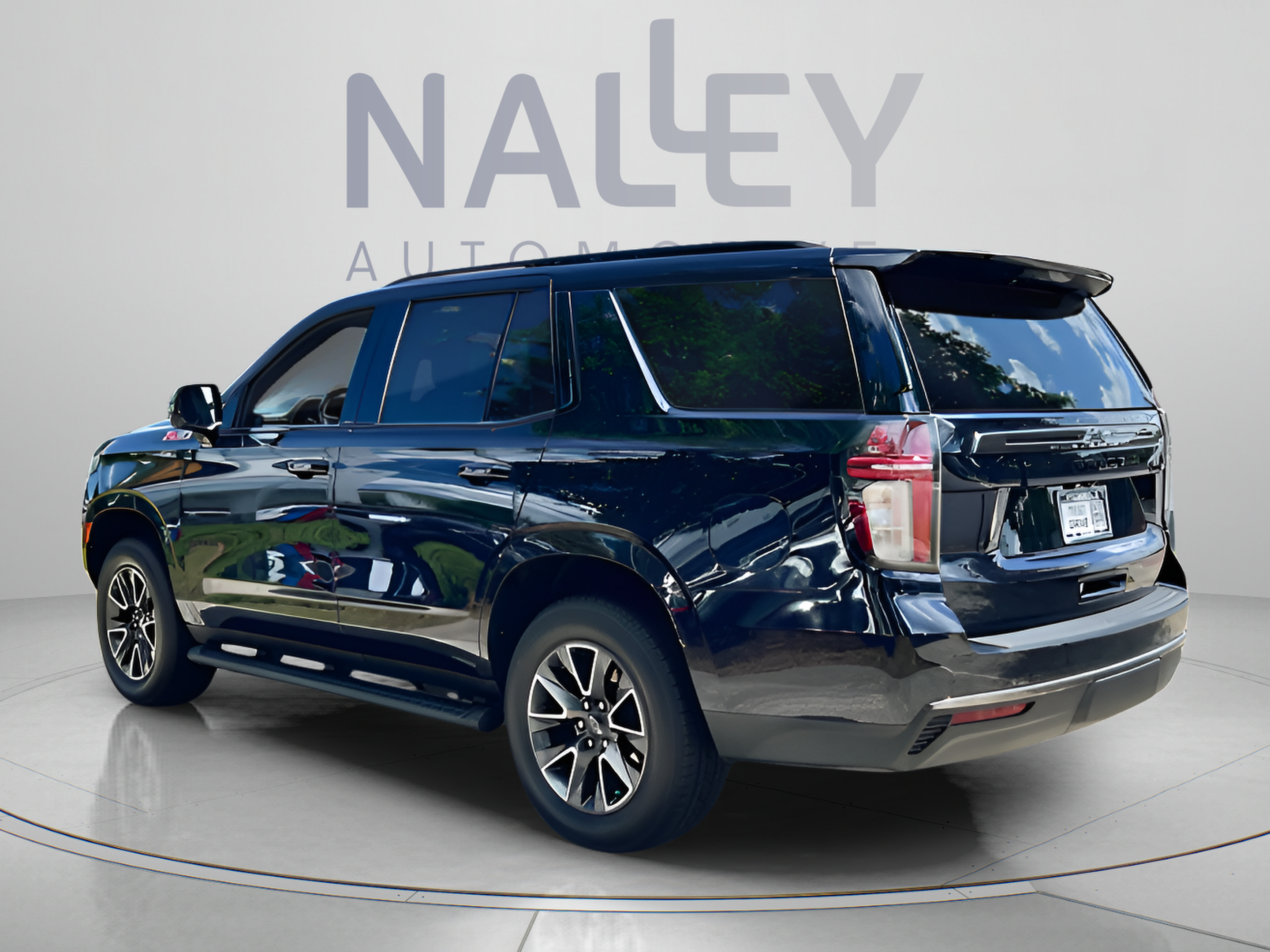 Used 2021 Chevrolet Tahoe Z71 w/ Luxury Package AWD/4WD image 3