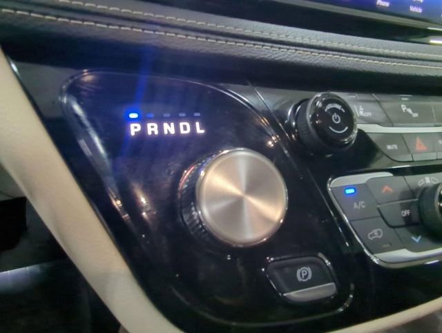 Used 2024 Chrysler Pacifica Select image 15