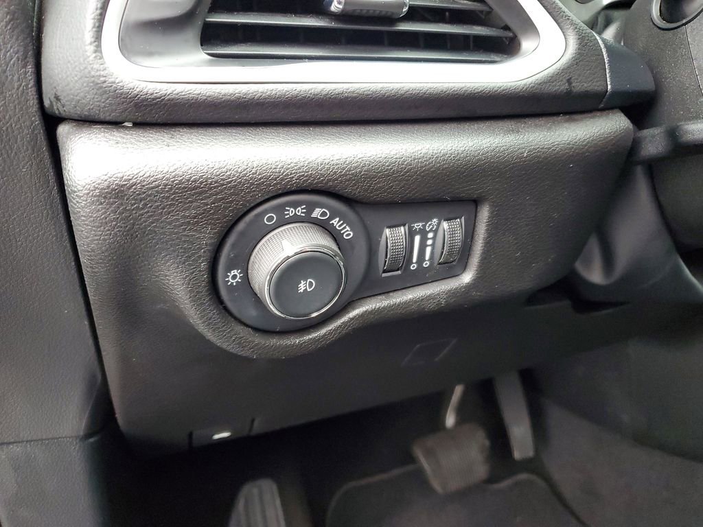 Used 2025 Chrysler Pacifica Select image 13