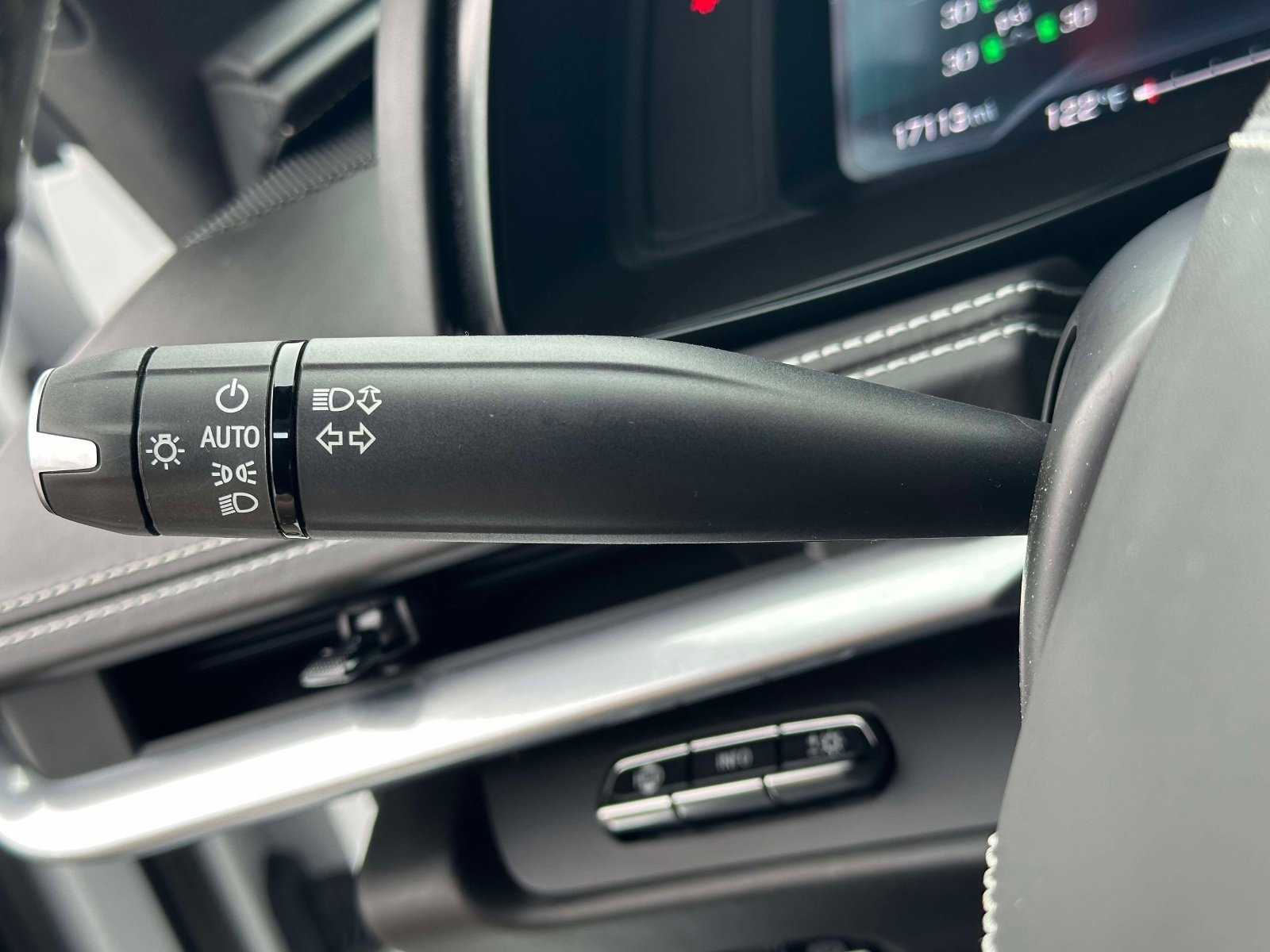 Used 2023 Chevrolet Corvette Stingray Premium Conv w/ Z51 Performance Package image 24