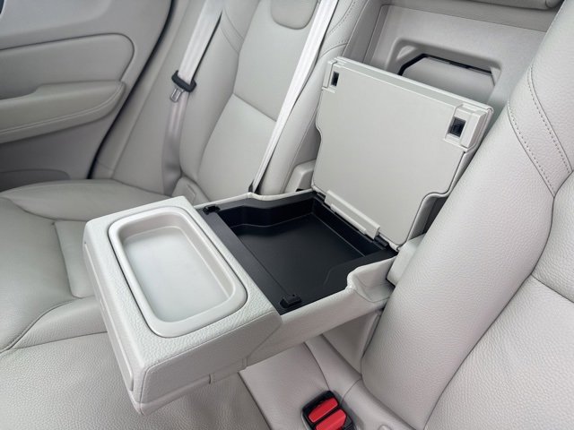 Used 2022 Volvo XC60 B5 Momentum w/ Climate Package image 32