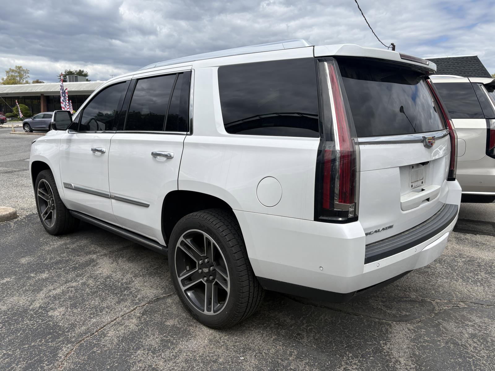 Used 2020 Cadillac Escalade Premium Luxury AWD/4WD image 5