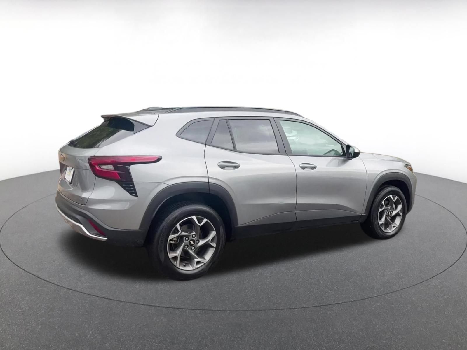 Used 2025 Chevrolet Trax LT FWD image 14