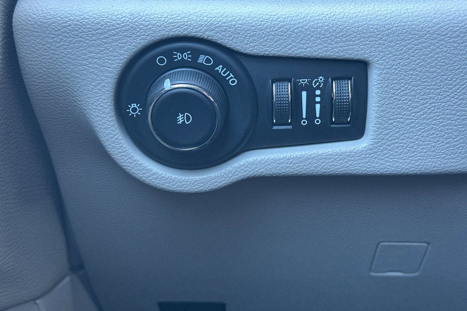 Used 2024 Chrysler Pacifica Select image 34