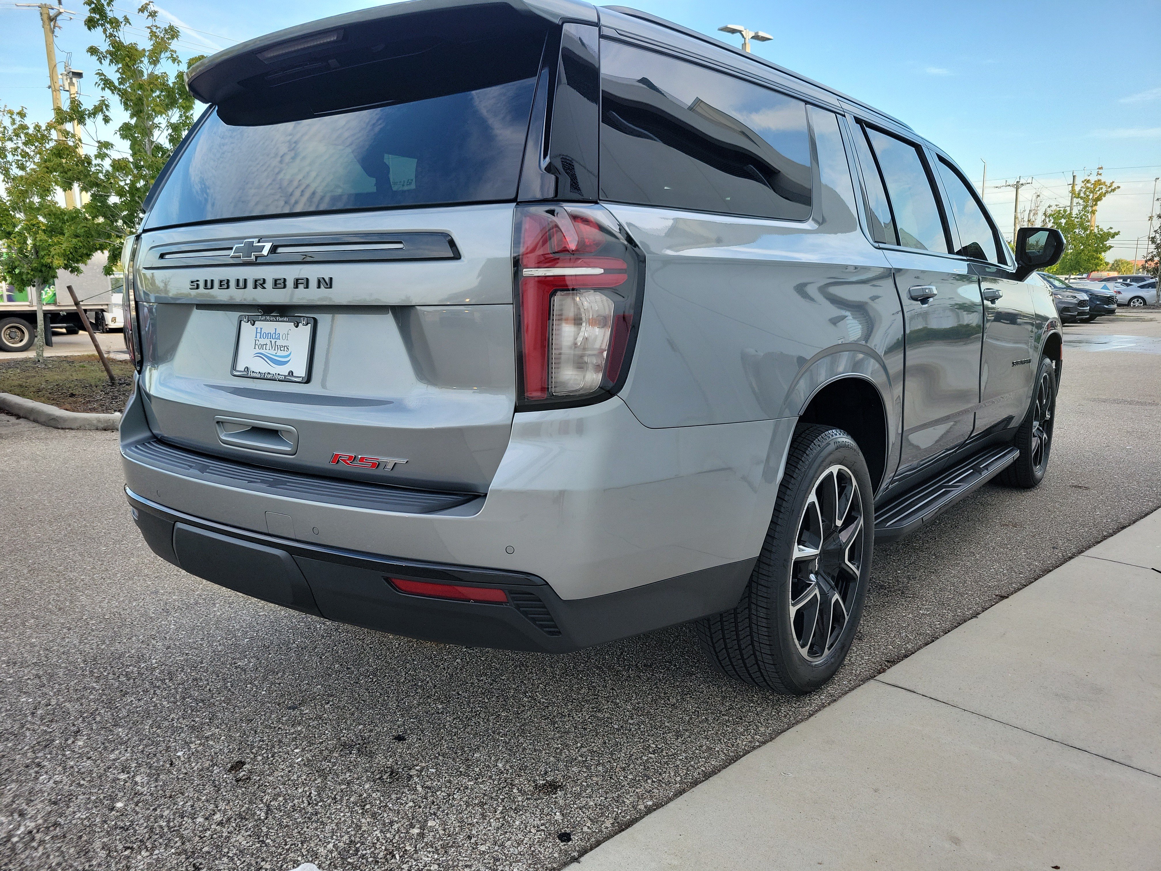 Used 2023 Chevrolet Suburban RST AWD/4WD image 6