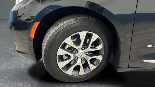 Used 2023 Chrysler Pacifica Pinnacle FWD image 40