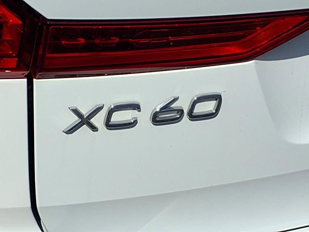 Used 2022 Volvo XC60 B5 Momentum image 17