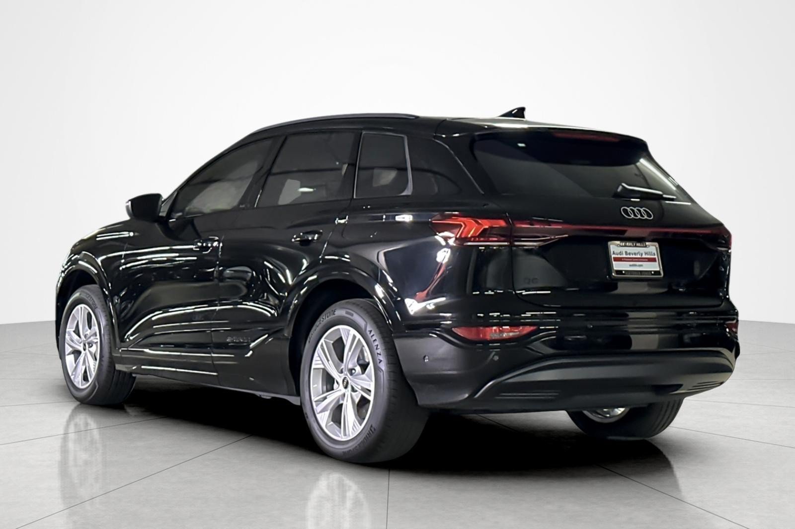 Used 2025 Audi Q6 e-tron Premium w/ Convenience Package RWD image 3