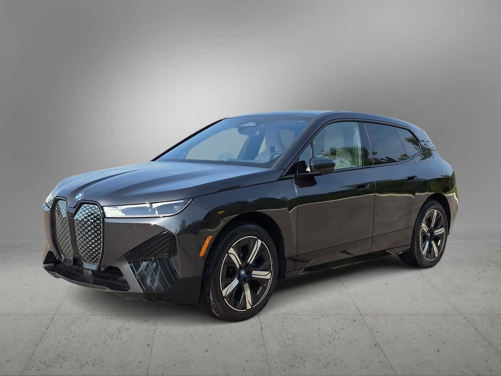 Used 2024 BMW iX xDrive50 w/ Sport Package AWD/4WD image 4