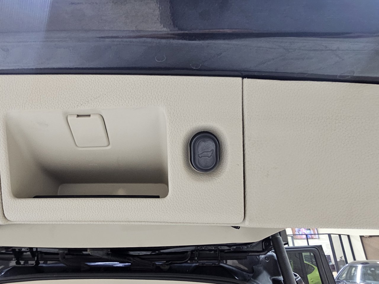 Used 2019 Cadillac Escalade ESV Premium Luxury w/ LPO, Radiant Package image 14