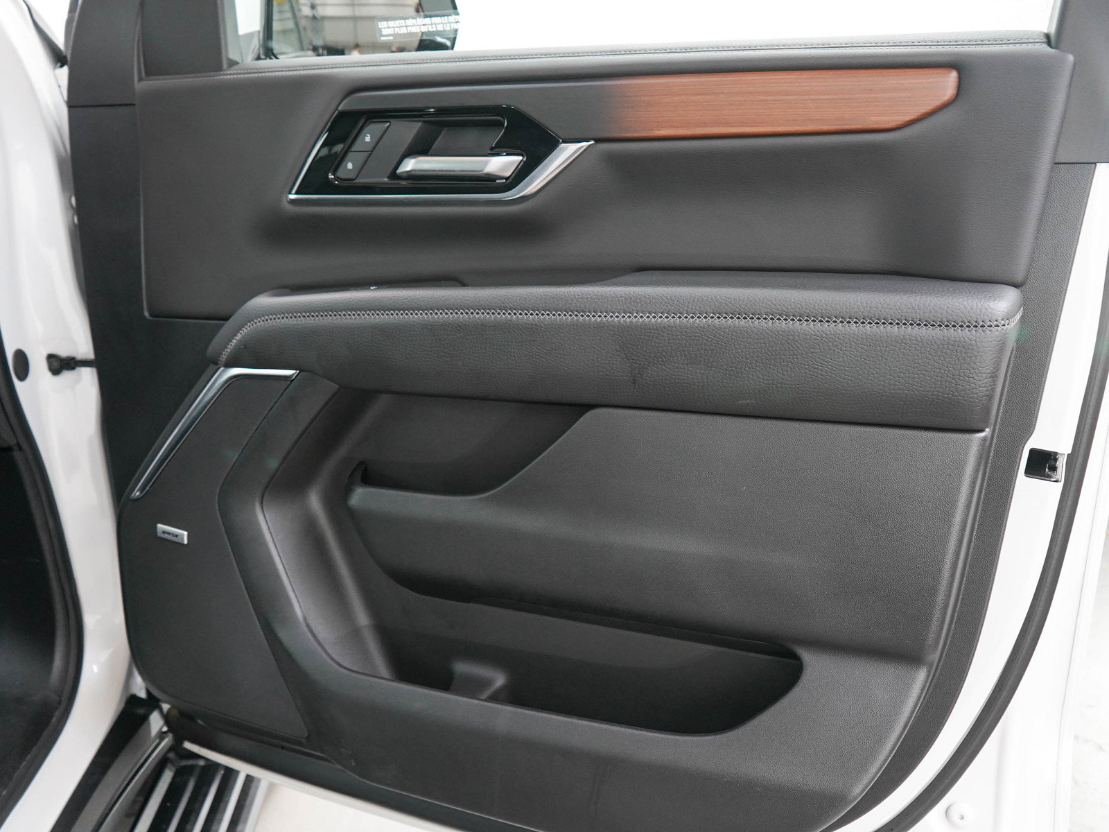 Used 2025 GMC Yukon Denali w/ Sun & Power Step Package AWD/4WD image 9