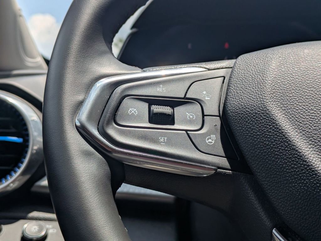 Used 2025 Chevrolet Trax LT w/ LT Convenience Package FWD image 22