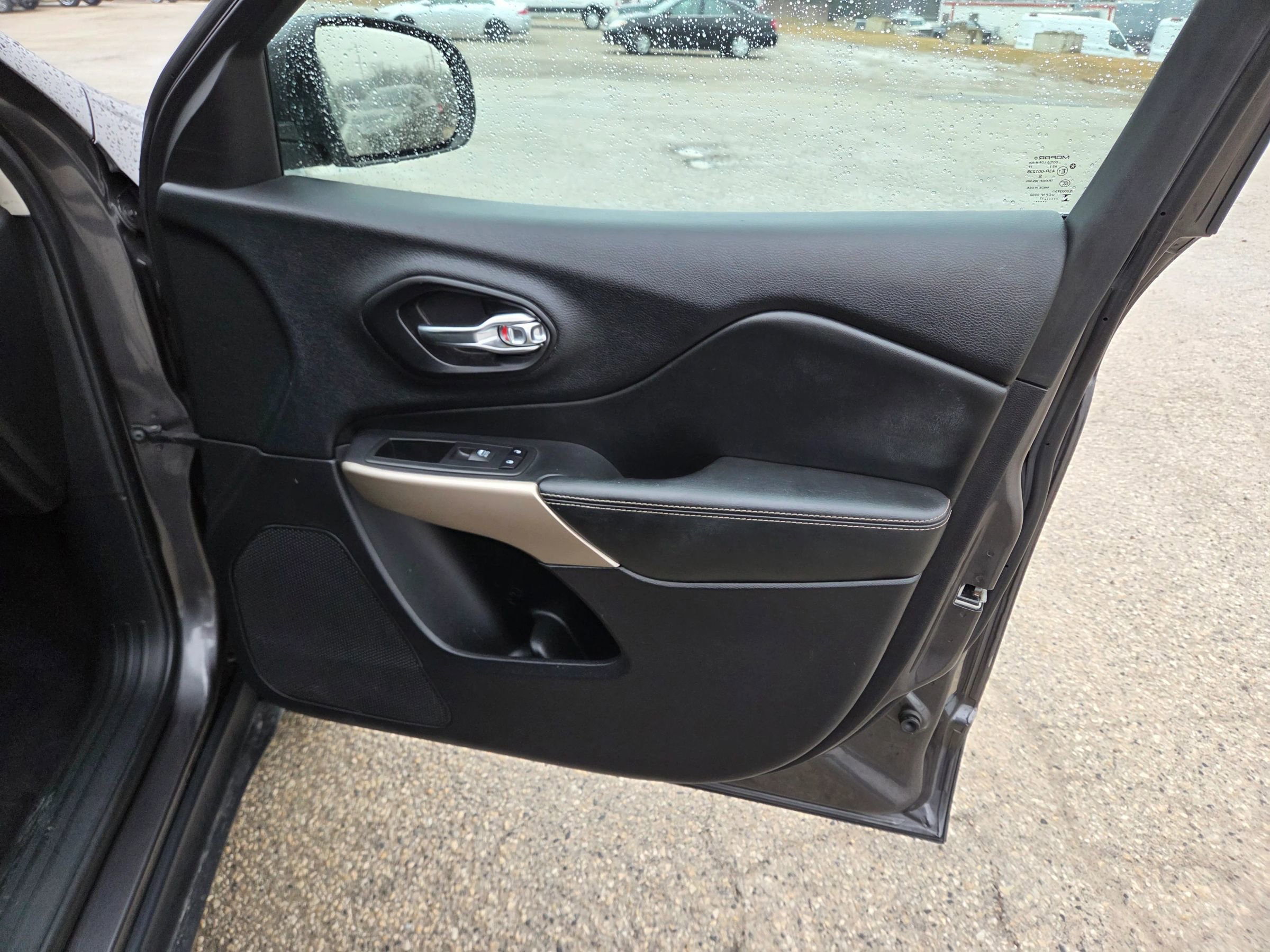 Used 2017 Jeep Cherokee Limited image 21