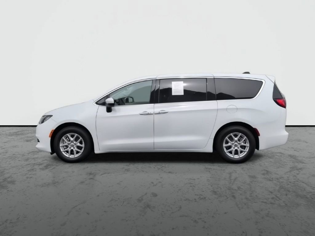 Used 2023 Chrysler Voyager LX image 5