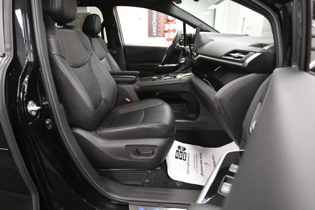 Used 2025 Toyota Sienna Platinum AWD/4WD image 29