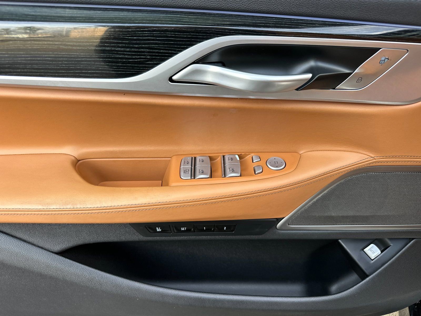 Used 2019 BMW 750i w/ M Sport Package image 11