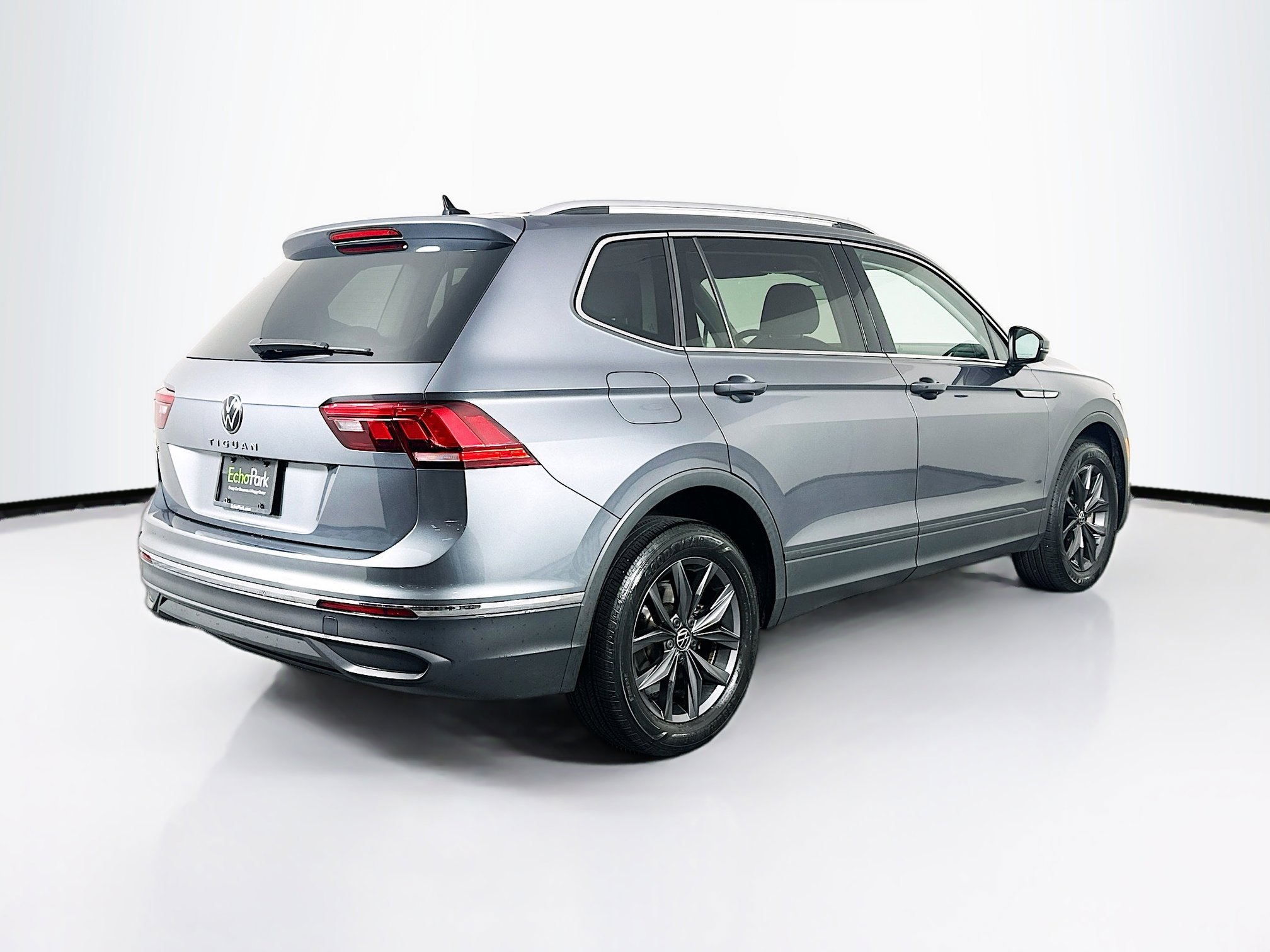 Used 2023 Volkswagen Tiguan SE w/ Panoramic Sunroof Package FWD image 9