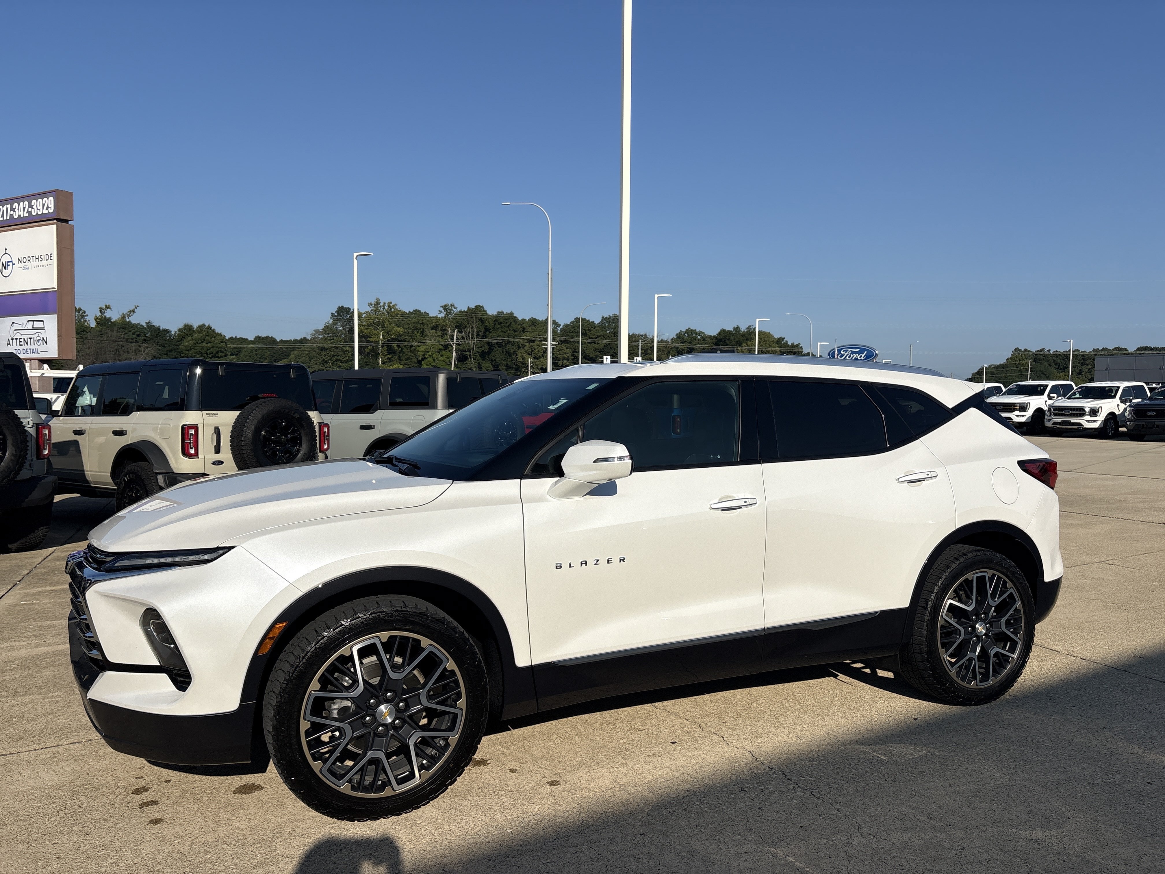 Used 2023 Chevrolet Blazer Premier w/ Driver Confidence II Package FWD image 3