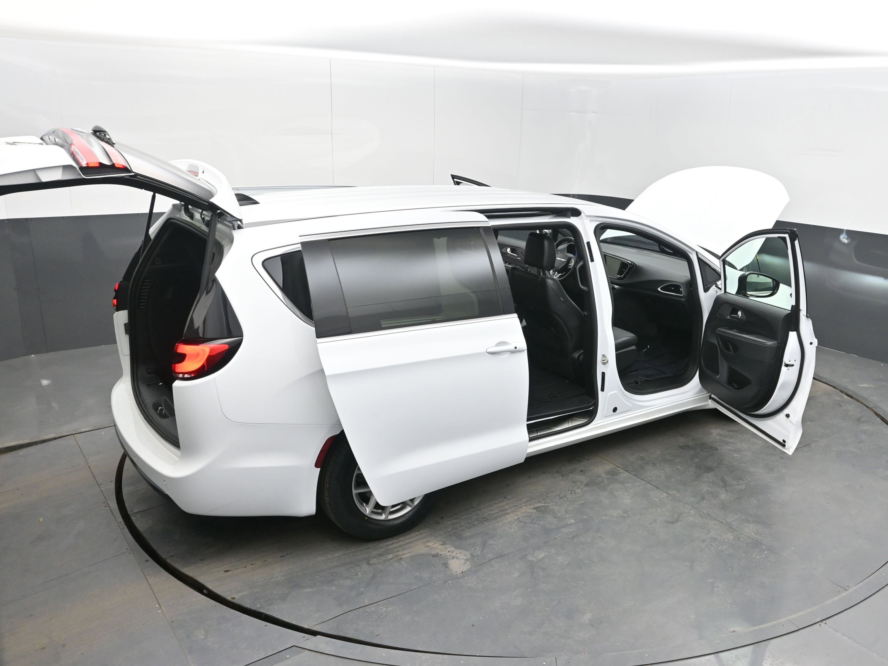 Used 2025 Chrysler Pacifica Select image 40