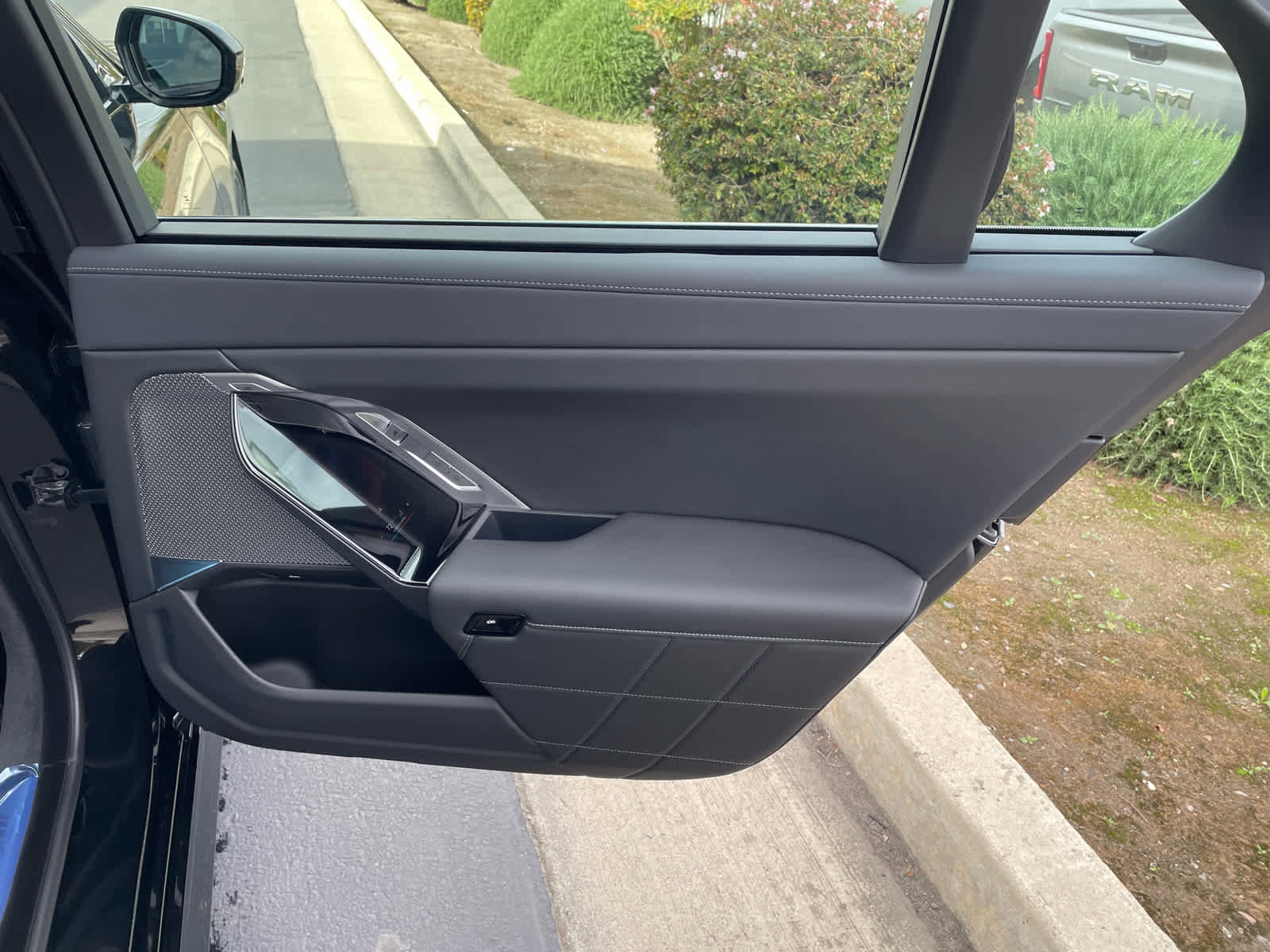 New 2026 BMW 750e xDrive w/ Executive Package image 18