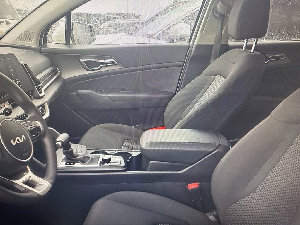 Used 2025 Kia Sportage LX image 7