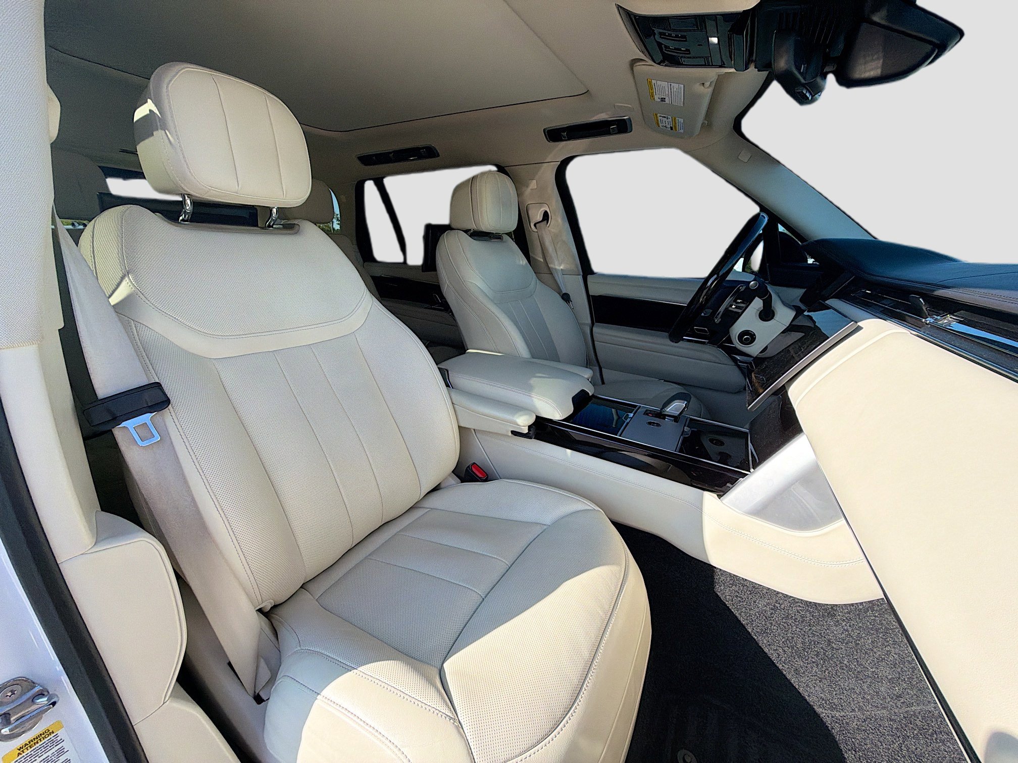 Used 2024 Land Rover Range Rover Long Wheelbase SE image 16