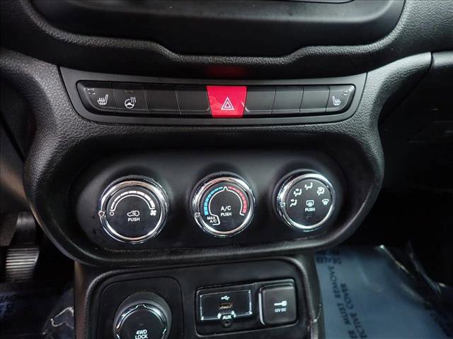 Used 2017 Jeep Renegade Latitude w/ Cold Weather Group image 18