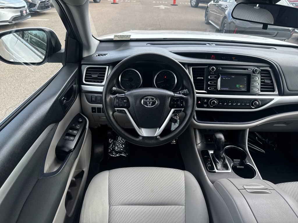 Used 2019 Toyota Highlander LE AWD/4WD image 13