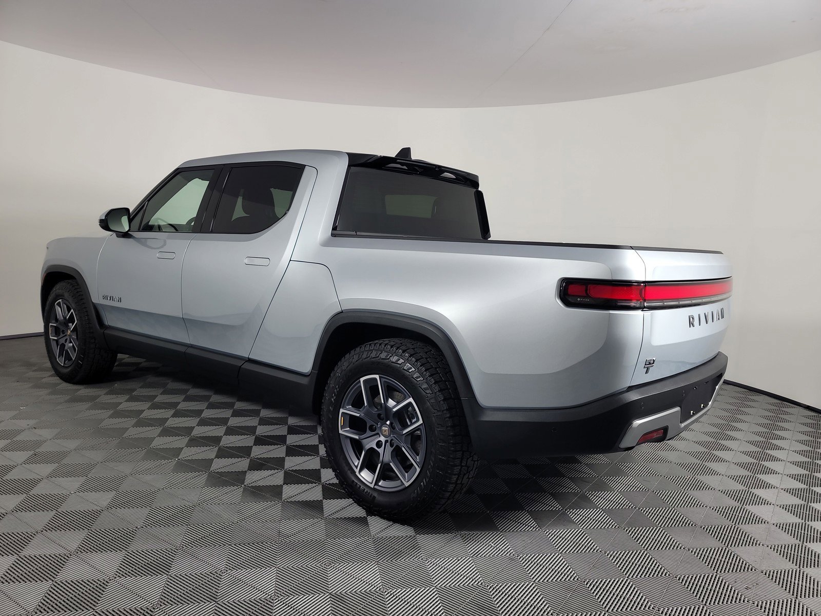 Used 2025 Rivian R1T Adventure image 3