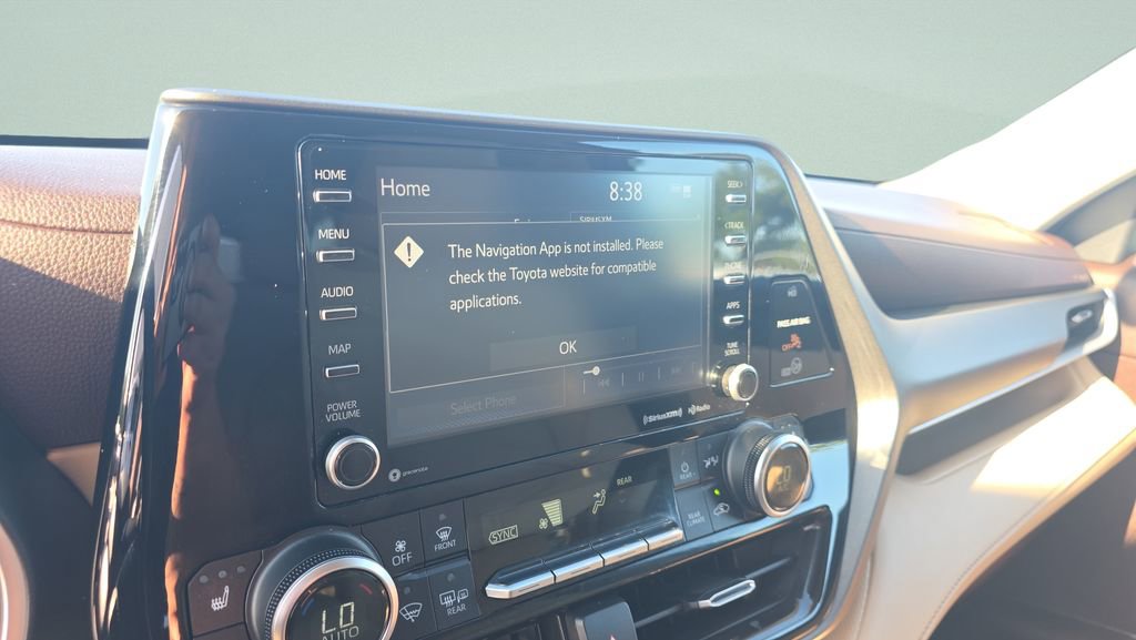 Used 2021 Toyota Highlander XLE FWD image 19