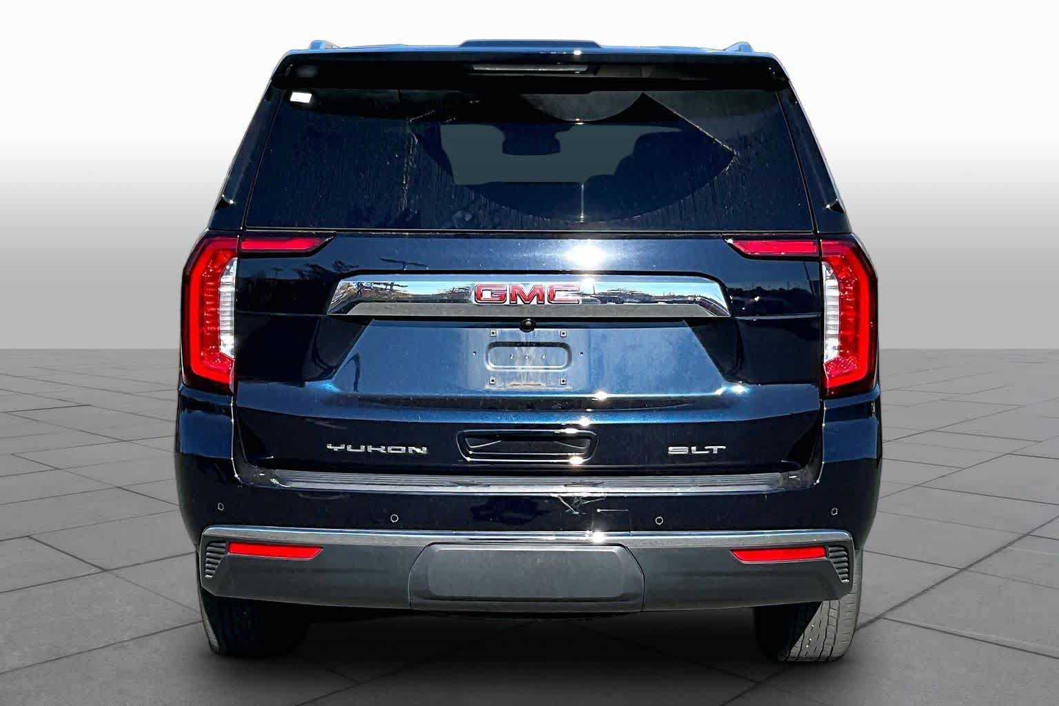 Used 2023 GMC Yukon SLT w/ SLT Luxury Package AWD/4WD image 4