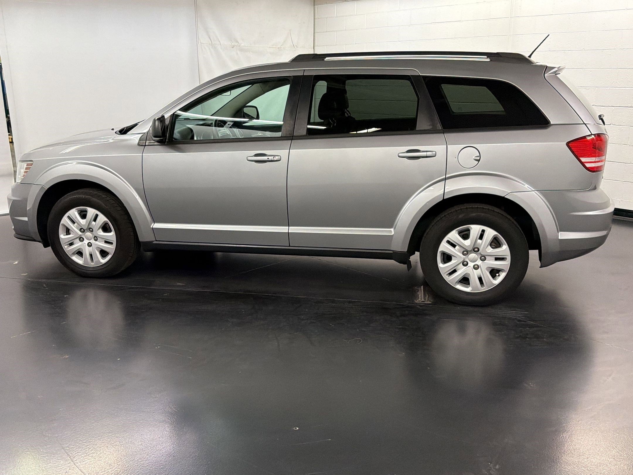 Used 2016 Dodge Journey SE w/ Flexible Seating Group image 2