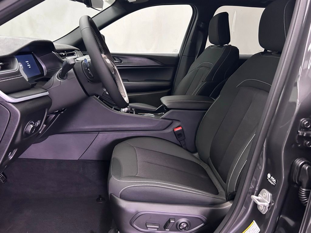 New 2025 Jeep Grand Cherokee Laredo w/ Trailer Tow Package image 15