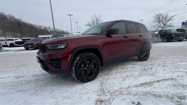 Used 2023 Jeep Grand Cherokee Altitude image 4