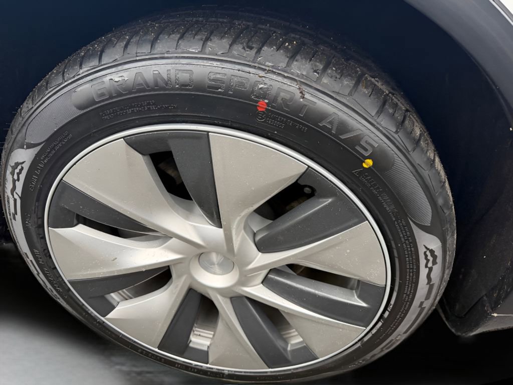 Used 2022 Tesla Model Y Long Range image 11